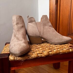 Universal thread Taupe Ankle Booties